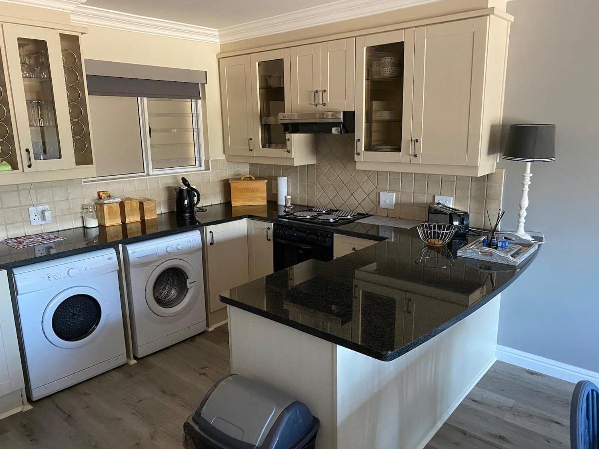 Modern Apartment Walking Distance To Main Beach Restaurants And Other Amenities Jeffreysbaai Buitenkant foto